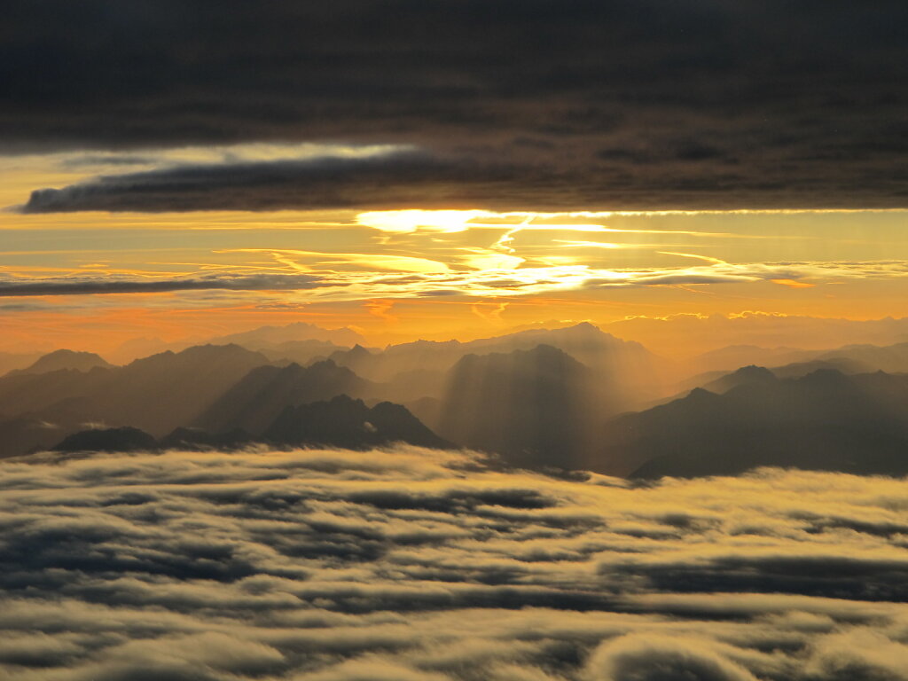 06.10.2018 Genua - München | Der Himmel glüht 1