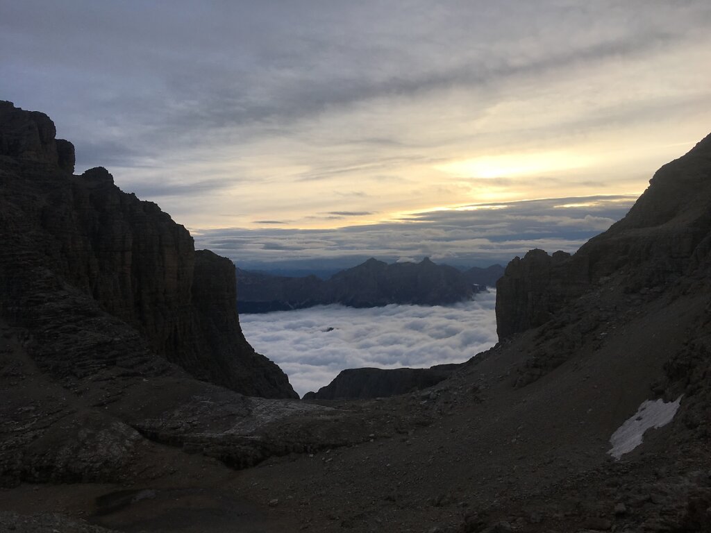 14.08.2018 Eine kleine Hütte schafft es dem Nebel zu trotzen