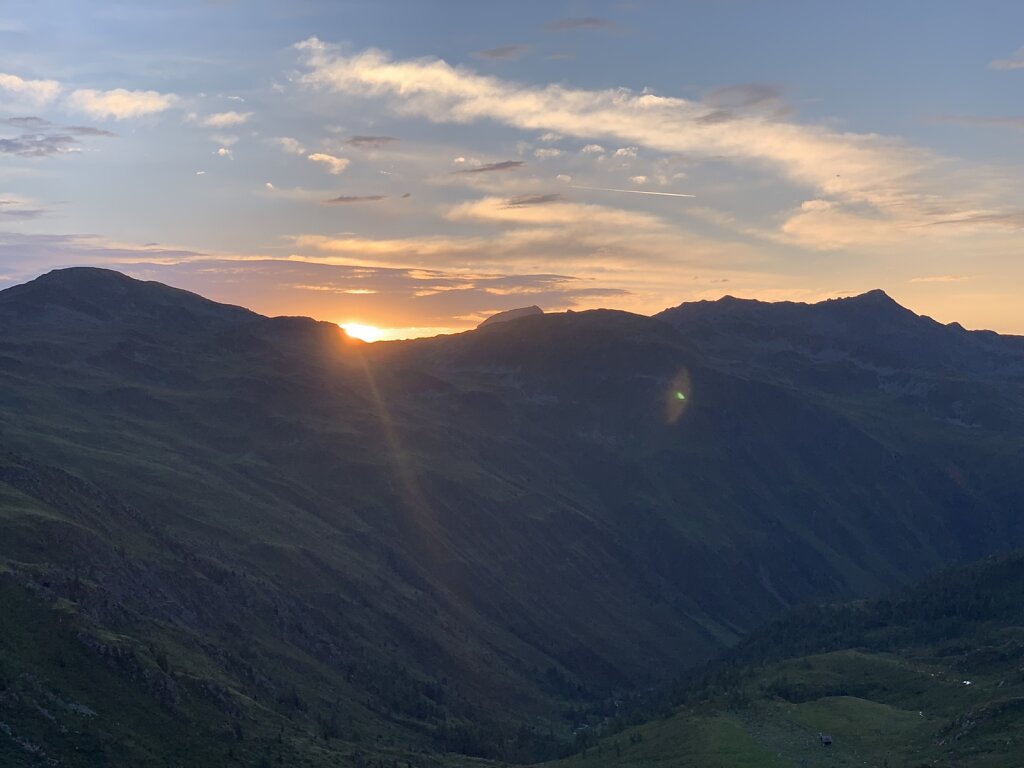 16.08.2021 Die Sonne schaut über die Berge