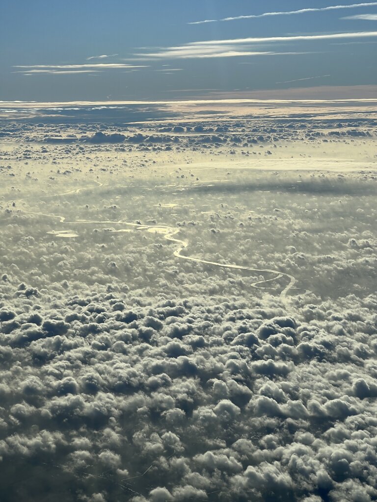 22.12.2022 Amsterdam - München | Die Maas in Wolken gebettet