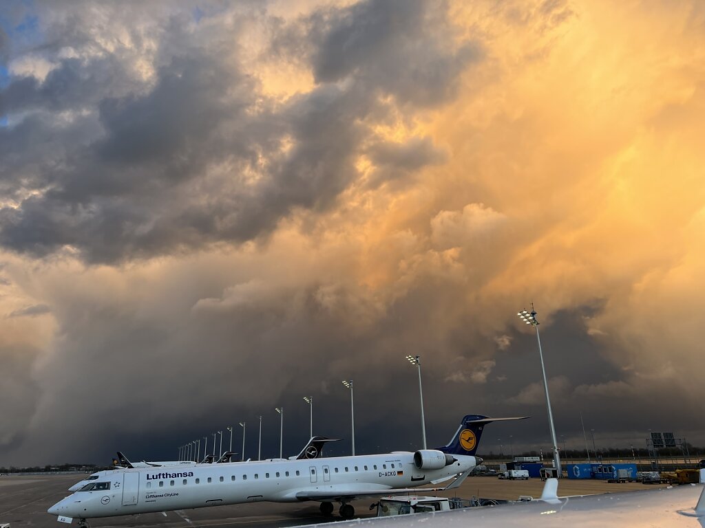 25.03.2023 München | Erstes Frühlingsgewitter über MUC