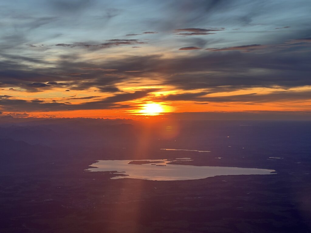 09.10.2024 Debrecen - München | Sonnenuntergang über dem Chiemsee