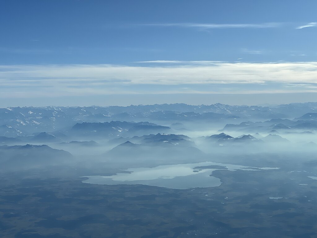 02.03.2025 München - Sibiu | Der Chiemsee am Fuße der Alpen