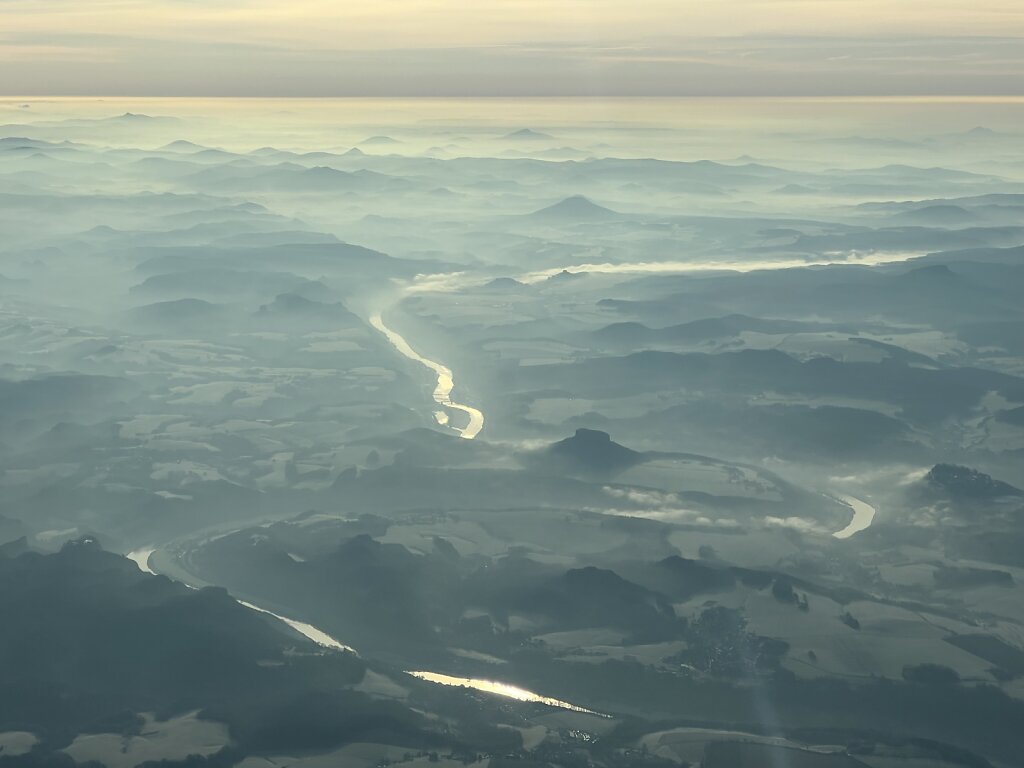 03.03.2025 München - Dresden | Dunstiges Elbsandsteingebirge am frühen Morgen