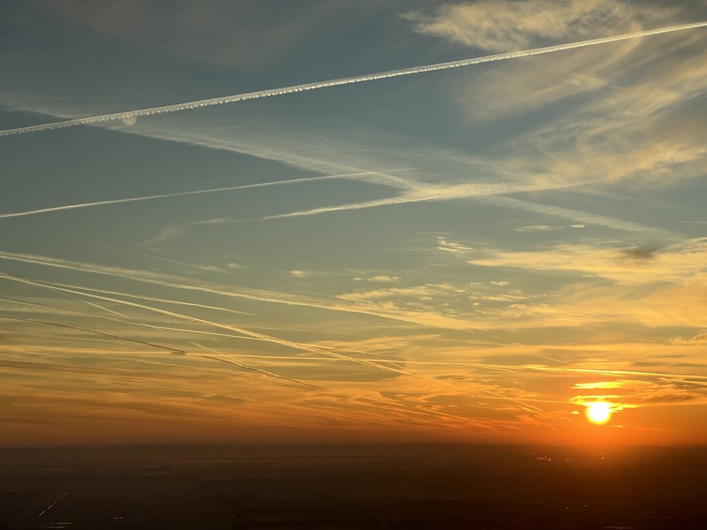04.03.2025 Wroclaw - München | "Chemtrails" am Morgenhimmel